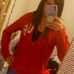 Arie sweatshirt
Winter Apparel
Red hooded Vintage zip up
Size Large